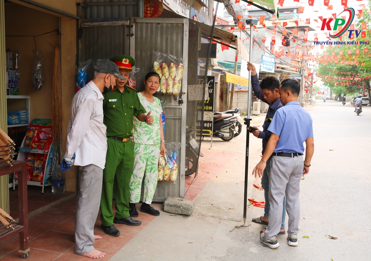 Tổ công tác xã Kiều Phú ra quân rà soát, đo đạc xác định mốc giới đất dọc tuyến đường Quốc Oai – Hòa Thạch đoạn qua thôn Phú Mỹ- Ảnh 2.