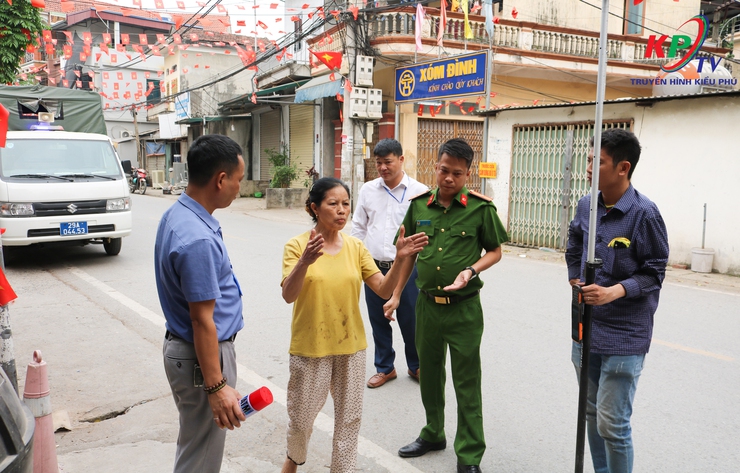 Tổ công tác xã Kiều Phú ra quân rà soát, đo đạc xác định mốc giới đất dọc tuyến đường Quốc Oai – Hòa Thạch đoạn qua thôn Phú Mỹ- Ảnh 4.