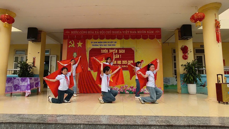 Trường Tiểu học Thái Hòa tăng cường hoạt động sinh hoạt dưới cờ tuyên truyền sách tháng 4 lịch sử- Ảnh 2.