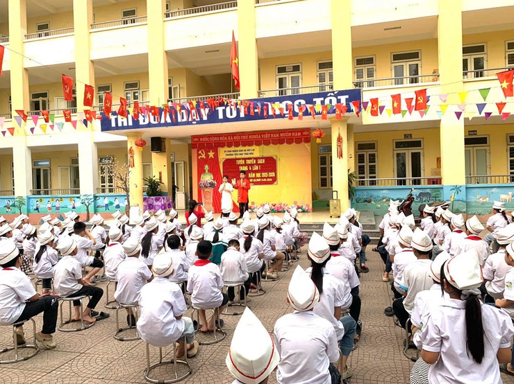 Trường Tiểu học Thái Hòa tăng cường hoạt động sinh hoạt dưới cờ tuyên truyền sách tháng 4 lịch sử- Ảnh 1.