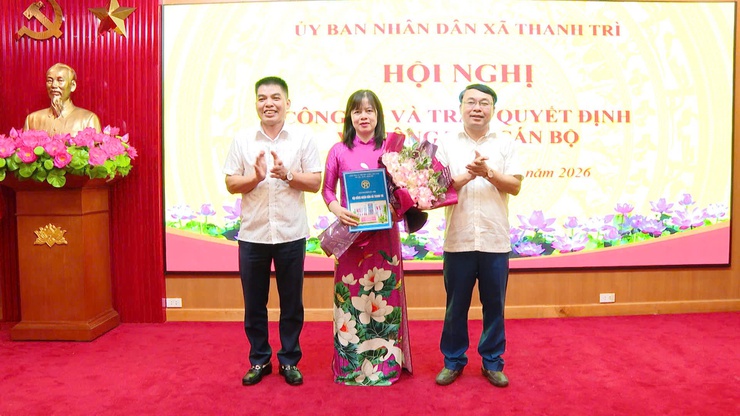UBND XÃ THANH TRÌ CÔNG BỐ VÀ TRAO QUYẾT ĐỊNH VỀ CÔNG TÁC CÁN BỘ- Ảnh 4.