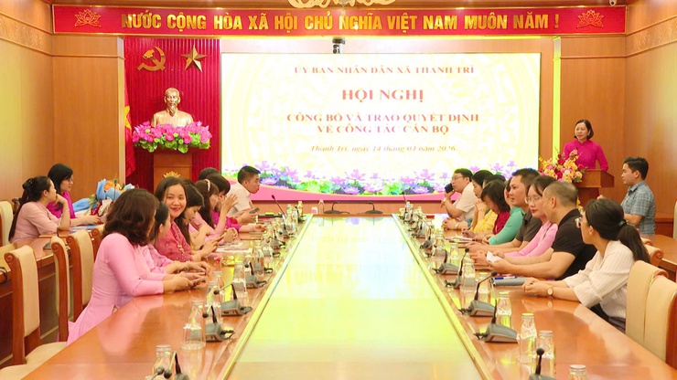 UBND XÃ THANH TRÌ CÔNG BỐ VÀ TRAO QUYẾT ĐỊNH VỀ CÔNG TÁC CÁN BỘ- Ảnh 2.