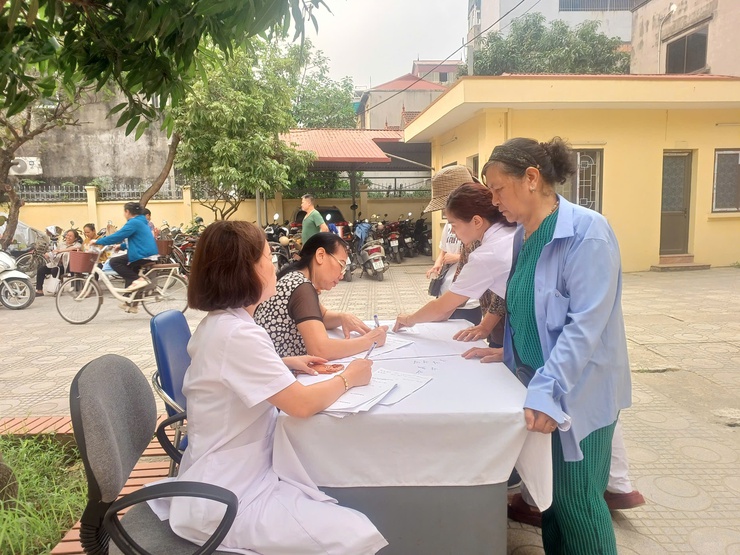 Hơn 200 phụ nữ tại Xuân Phương được khám sức khỏe sinh sản miễn phí- Ảnh 1.