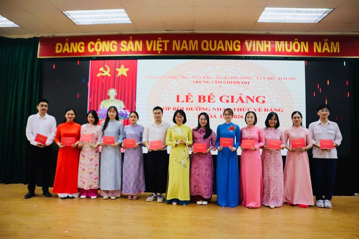 Trung tâm Chính trị phường Từ Liêm bế giảng lớp bồi dưỡng nhận thức về Đảng đợt 2 năm 2026- Ảnh 2.