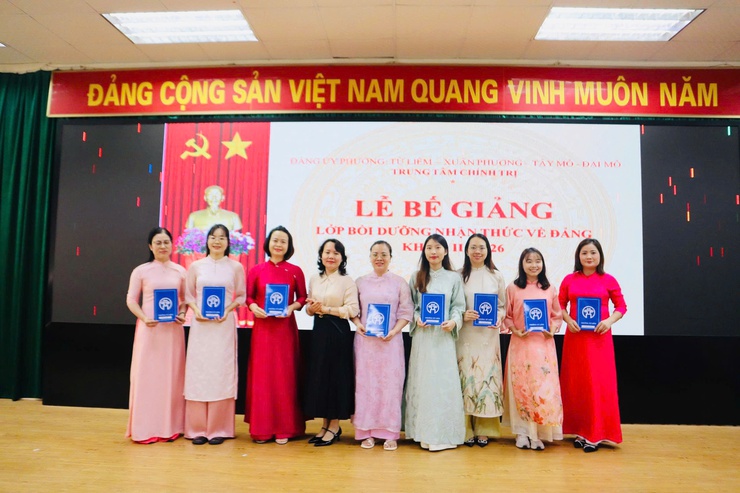 Trung tâm Chính trị phường Từ Liêm bế giảng lớp bồi dưỡng nhận thức về Đảng đợt 2 năm 2026- Ảnh 1.