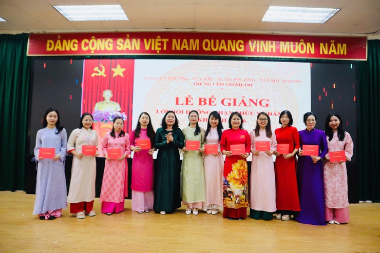 Trung tâm Chính trị phường Từ Liêm bế giảng lớp bồi dưỡng nhận thức về Đảng đợt 2 năm 2026- Ảnh 3.