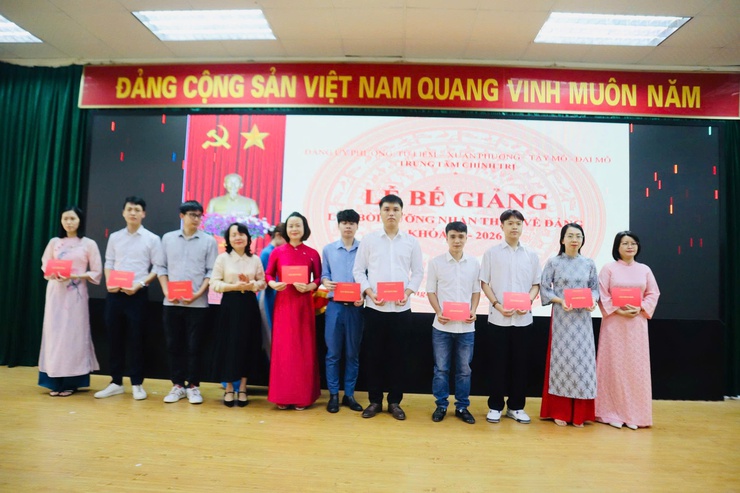 Trung tâm Chính trị phường Từ Liêm bế giảng lớp bồi dưỡng nhận thức về Đảng đợt 2 năm 2026- Ảnh 4.