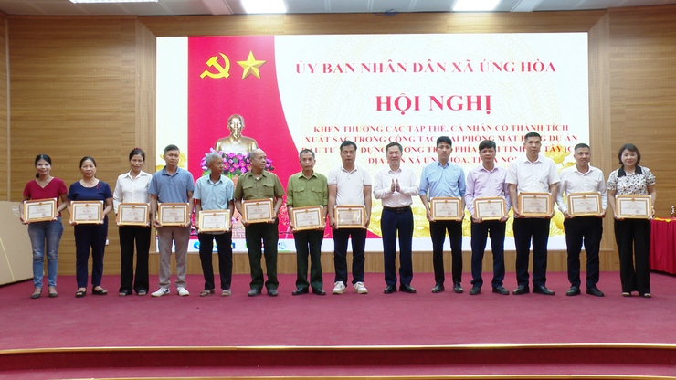 ỨNG HÒA KHEN THƯỞNG 28 TẬP THỂ, CÁ NHÂN XUẤT SẮC TRONG GIẢI PHÓNG MẶT BẰNG.- Ảnh 1.