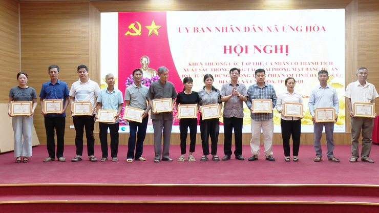 ỨNG HÒA KHEN THƯỞNG 28 TẬP THỂ, CÁ NHÂN XUẤT SẮC TRONG GIẢI PHÓNG MẶT BẰNG.- Ảnh 2.