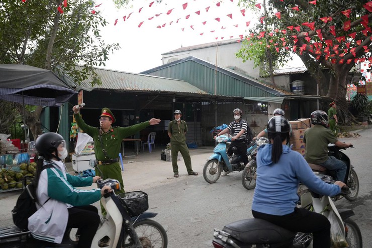 UBND XÃ HƯNG ĐẠO CHỈ ĐẠO TĂNG CƯỜNG PHÂN LUỒNG GIAO THÔNG TẠI CẦU ĐẠI THÀNH GIỜ CAO ĐIỂM- Ảnh 1.