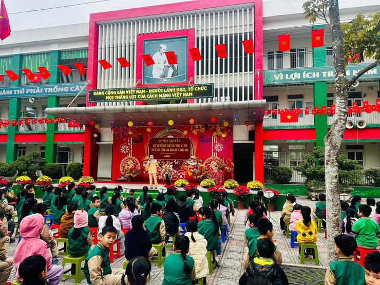 Phường Long Biên tăng cường tuyên truyền, nâng cao ý thức chấp hành trật tự an toàn giao thông- Ảnh 2.