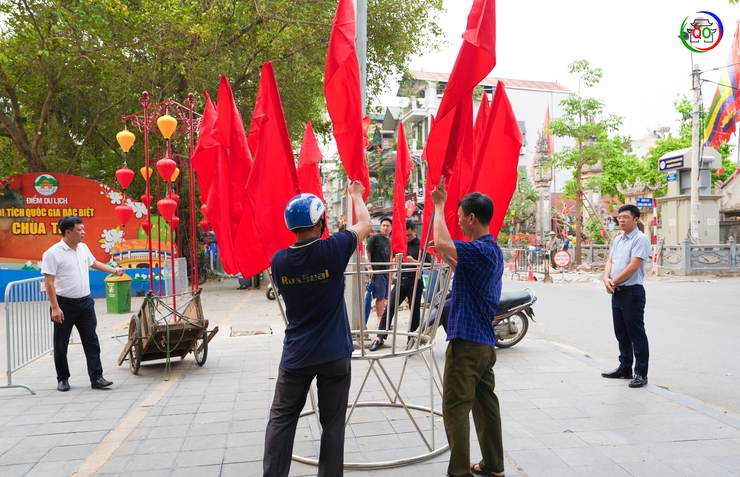 Phó Chủ tịch UBND xã Quốc Oai kiểm tra, đôn đốc công tác chuẩn bị Lễ hội Chùa Thầy năm 2026- Ảnh 1.