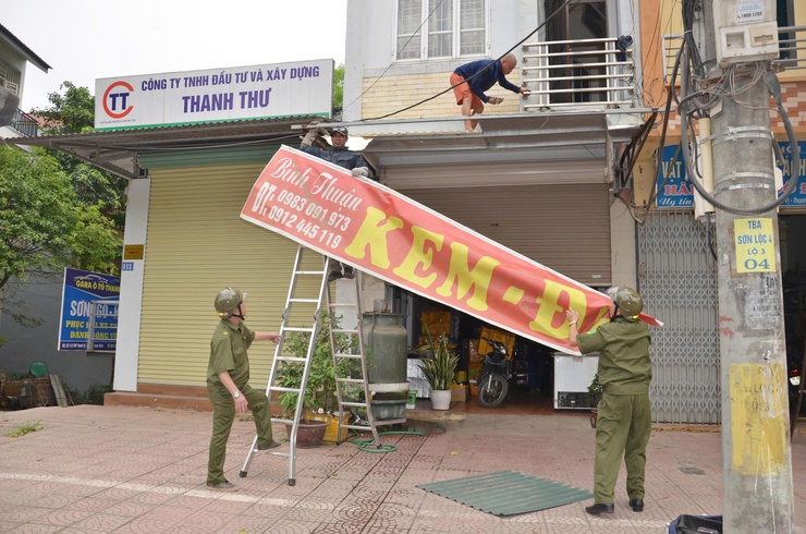 Phường Tùng Thiện tiếp tục ra quân tháo gỡ “điểm nghẽn” lập lại trật tự đô thị trên địa bàn- Ảnh 2.