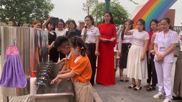 Phường Tây Tựu phát động chiến dịch ‘‘Vệ sinh môi trường, khử khuẩn chủ động phòng, chống bệnh tay chân miệng và các dịch bệnh khác’’- Ảnh 3.