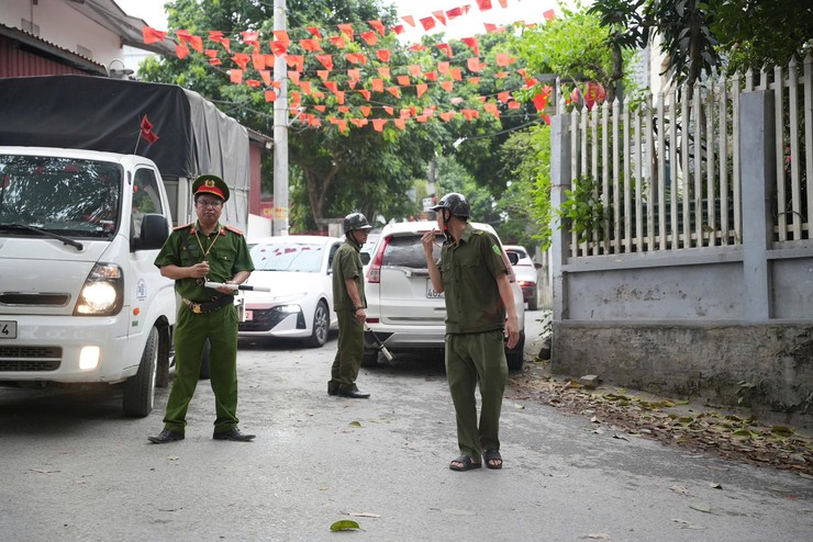 UBND XÃ HƯNG ĐẠO CHỈ ĐẠO TĂNG CƯỜNG PHÂN LUỒNG GIAO THÔNG TẠI CẦU ĐẠI THÀNH GIỜ CAO ĐIỂM- Ảnh 2.