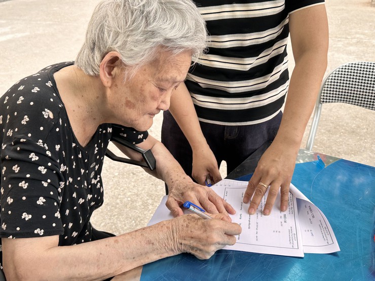 Xã Đại Thanh hỗ trợ chi trả bồi thường GPMB dự án Khu đô thị thể thao Olympic đối với chủ sử dụng đất là người cao tuổi, khó khăn trong việc đi lại- Ảnh 2.