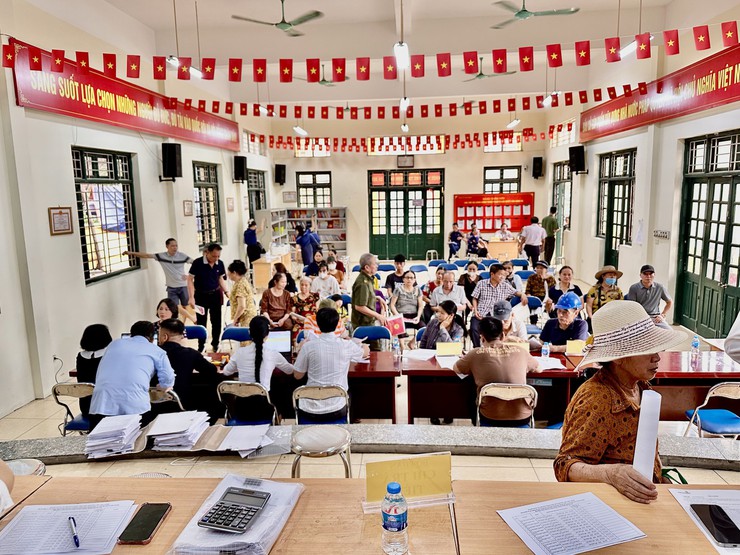 Hội đồng bồi thường GPMB xã Đại Thanh tổ chức chi trả khoảng 25 tỷ đồng cho 89 hộ dân thôn Huỳnh Cung có đất nằm trong chỉ giới dự án khu đô thị thể thao Olympic.- Ảnh 2.