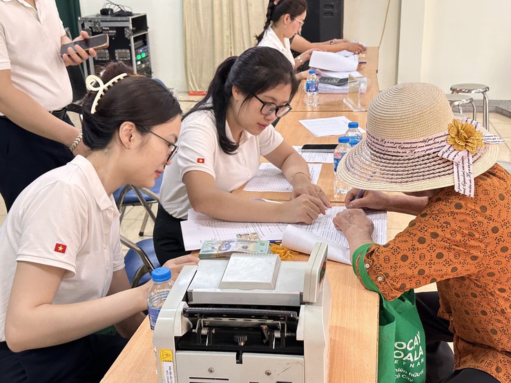 Hội đồng bồi thường GPMB xã Đại Thanh tổ chức chi trả khoảng 25 tỷ đồng cho 89 hộ dân thôn Huỳnh Cung có đất nằm trong chỉ giới dự án khu đô thị thể thao Olympic.- Ảnh 7.