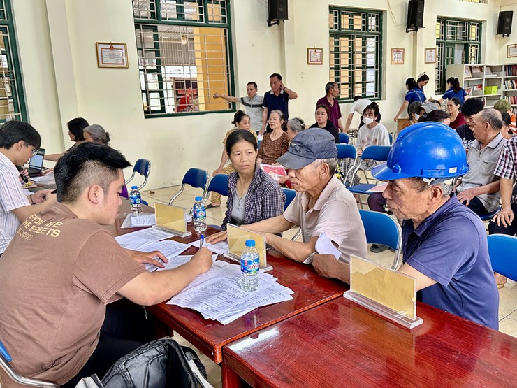 Hội đồng bồi thường GPMB xã Đại Thanh tổ chức chi trả khoảng 25 tỷ đồng cho 89 hộ dân thôn Huỳnh Cung có đất nằm trong chỉ giới dự án khu đô thị thể thao Olympic.- Ảnh 4.