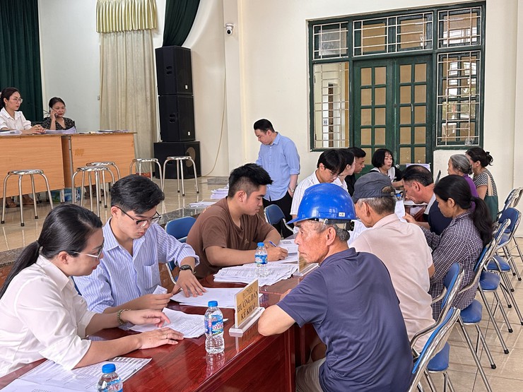 Hội đồng bồi thường GPMB xã Đại Thanh tổ chức chi trả khoảng 25 tỷ đồng cho 89 hộ dân thôn Huỳnh Cung có đất nằm trong chỉ giới dự án khu đô thị thể thao Olympic.- Ảnh 6.