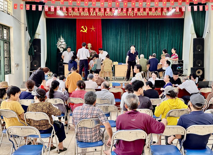 Hội đồng bồi thường GPMB xã Đại Thanh tổ chức chi trả khoảng 25 tỷ đồng cho 89 hộ dân thôn Huỳnh Cung có đất nằm trong chỉ giới dự án khu đô thị thể thao Olympic.- Ảnh 1.