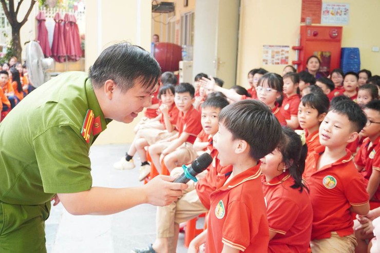 Tuyên truyền, trải nghiệm kỹ năng phòng cháy, chữa cháy cho học sinh Trường Tiểu học Tràng An- Ảnh 1.