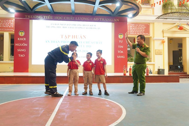 Tuyên truyền, trải nghiệm kỹ năng phòng cháy, chữa cháy cho học sinh Trường Tiểu học Tràng An- Ảnh 2.
