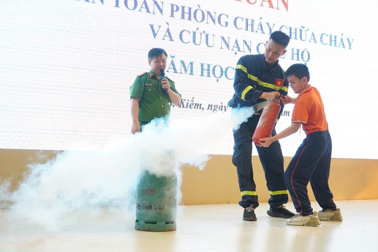 Tuyên truyền, trải nghiệm kỹ năng phòng cháy, chữa cháy cho học sinh Trường Tiểu học Tràng An- Ảnh 3.