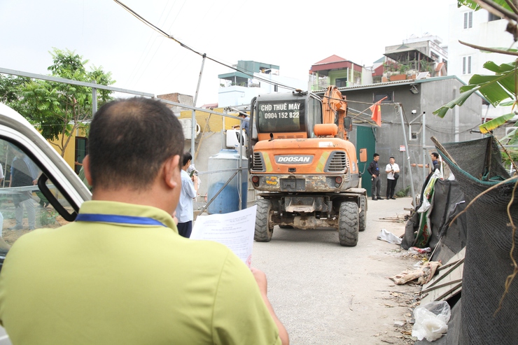Phường Xuân Phương tổ chức cưỡng chế để thi hành biện pháp khắc phục hậu quả đối với công trình vi phạm đất đai- Ảnh 2.