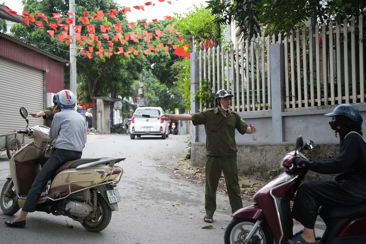 UBND XÃ HƯNG ĐẠO CHỈ ĐẠO TĂNG CƯỜNG PHÂN LUỒNG GIAO THÔNG TẠI CẦU ĐẠI THÀNH GIỜ CAO ĐIỂM- Ảnh 3.