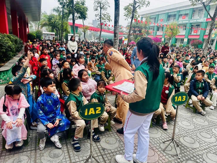 Phường Long Biên tăng cường tuyên truyền, nâng cao ý thức chấp hành trật tự an toàn giao thông- Ảnh 3.