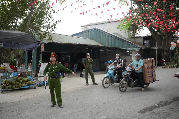 UBND XÃ HƯNG ĐẠO CHỈ ĐẠO TĂNG CƯỜNG PHÂN LUỒNG GIAO THÔNG TẠI CẦU ĐẠI THÀNH GIỜ CAO ĐIỂM- Ảnh 5.