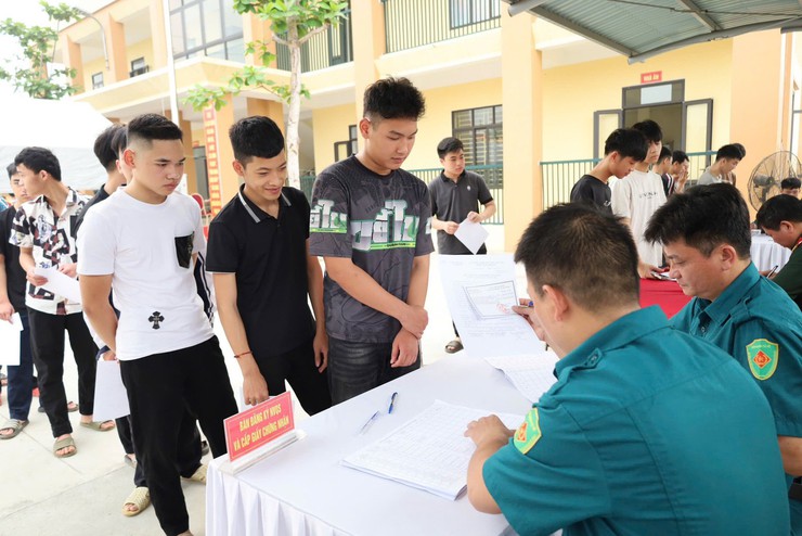 Công dân nam đủ 17 tuổi sinh năm 2009 được tham gia đăng ký NVQS lần đầu- Ảnh 1.