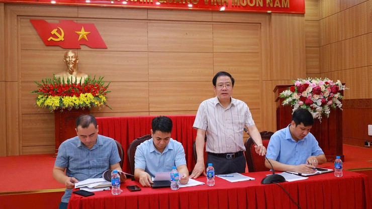 Đồng chí Nguyễn Ngọc Mạnh chủ trì hội nghị tháo gỡ khó khăn, vướng mắc trong bàn giao đất phục vụ cấp giấy chứng nhận quyền sử dụng đất cho các hộ di dân tại xã Suối Hai- Ảnh 1.