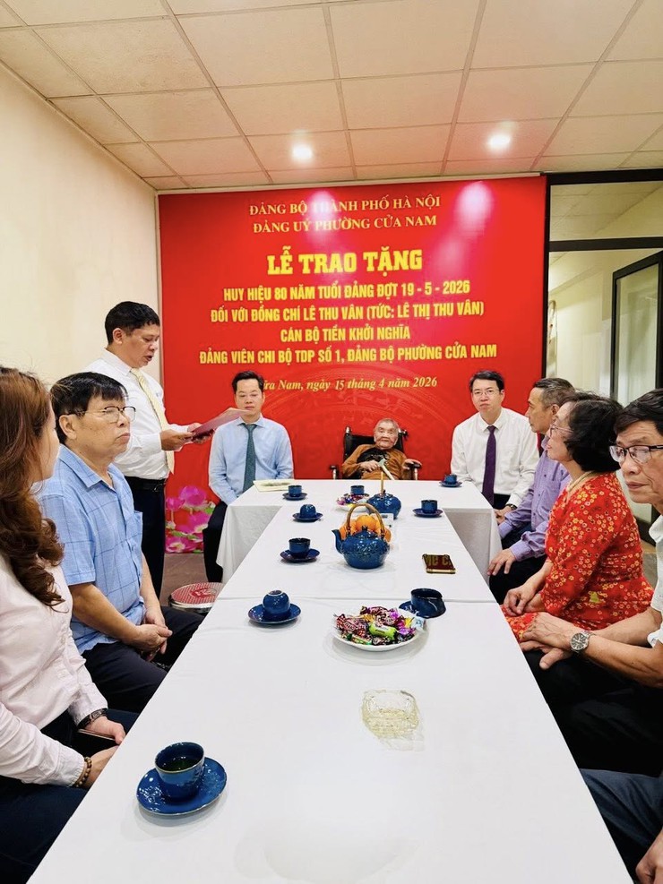 TRANG TRỌNG TRAO HUY HIỆU 80 NĂM TUỔI ĐẢNG CHO ĐỒNG CHÍ LÊ THU VÂN – ĐẢNG VIÊN CHI BỘ TỔ DÂN PHỐ SỐ 1, PHƯỜNG CỬA NAM- Ảnh 1.