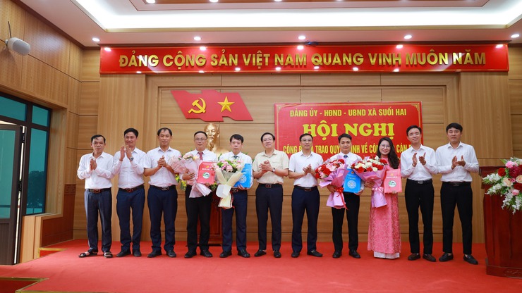 Xã Suối Hai công bố các quyết định về công tác cán bộ- Ảnh 2.