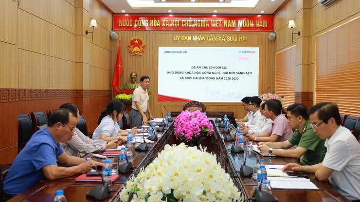 Đồng chí Lê Hào Quang, Phó Chủ tịch UBND xã Suối Hai chủ trì hội nghị nghe báo cáo đề xuất triển khai Đề án chuyển đổi số giai đoạn 2026–2030- Ảnh 1.