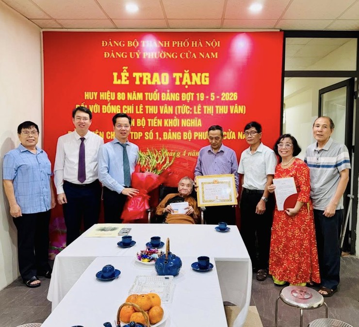 TRANG TRỌNG TRAO HUY HIỆU 80 NĂM TUỔI ĐẢNG CHO ĐỒNG CHÍ LÊ THU VÂN – ĐẢNG VIÊN CHI BỘ TỔ DÂN PHỐ SỐ 1, PHƯỜNG CỬA NAM- Ảnh 2.