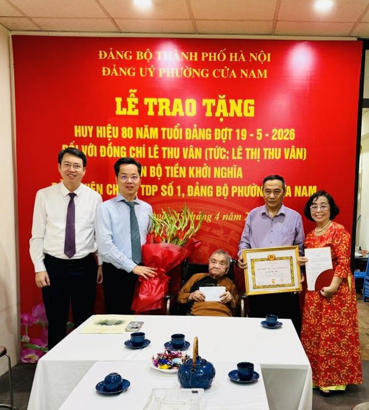 TRANG TRỌNG TRAO HUY HIỆU 80 NĂM TUỔI ĐẢNG CHO ĐỒNG CHÍ LÊ THU VÂN – ĐẢNG VIÊN CHI BỘ TỔ DÂN PHỐ SỐ 1, PHƯỜNG CỬA NAM- Ảnh 3.