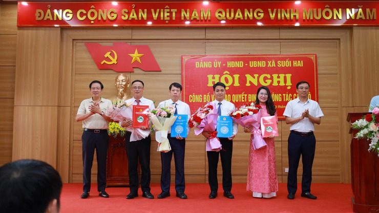 Xã Suối Hai công bố các quyết định về công tác cán bộ- Ảnh 1.