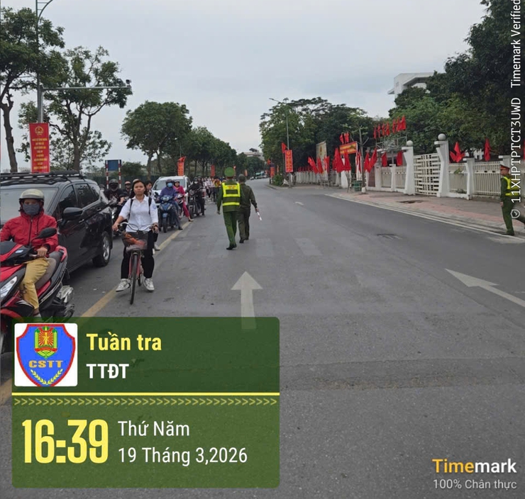 Phường Long Biên tăng cường tuyên truyền, nâng cao ý thức chấp hành trật tự an toàn giao thông- Ảnh 1.