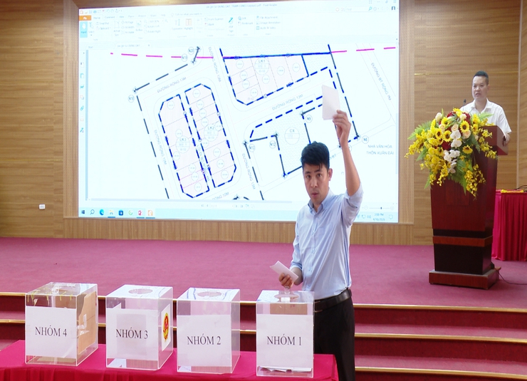 Ứng Hòa tổ chức bốc thăm đất tái định cư cho 18 hộ dân.- Ảnh 1.