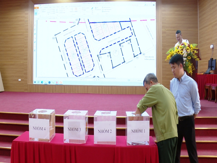 Ứng Hòa tổ chức bốc thăm đất tái định cư cho 18 hộ dân.- Ảnh 2.