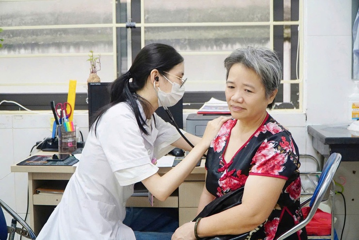 Kết nối bệnh viện - y tế cơ sở: Xây dựng hệ thống chăm sóc sức khỏe ban đầu vững mạnh- Ảnh 1.