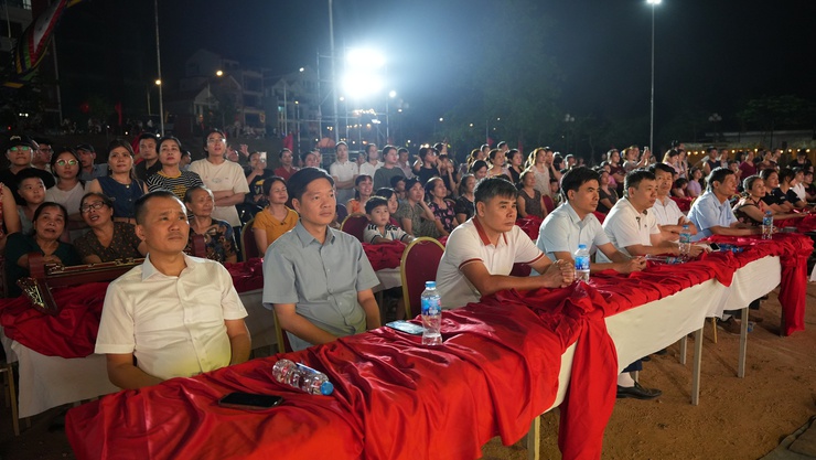 Tổng duyệt chương trình Lễ đón nhận Bằng công nhận Bảo vật Quốc gia Bàn thờ phật bằng đá chùa Hương Trai và Chùa Đại Bi xã Dương Hoà

- Ảnh 1.