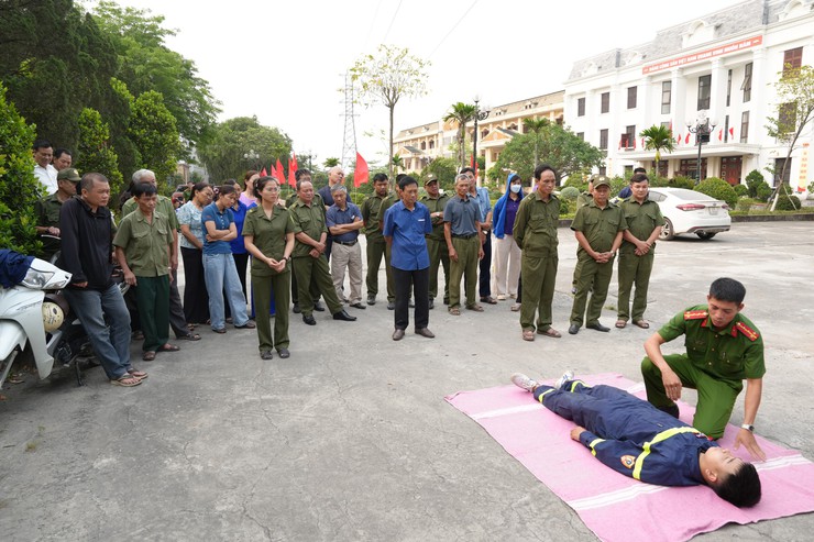 Xã Thanh Oai ra mắt 28 đội dân phòng đảm bảo an toàn PCCC &CNCH tại các thôn, TDP- Ảnh 14.