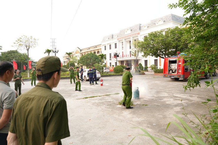 Xã Thanh Oai ra mắt 28 đội dân phòng đảm bảo an toàn PCCC &CNCH tại các thôn, TDP- Ảnh 16.