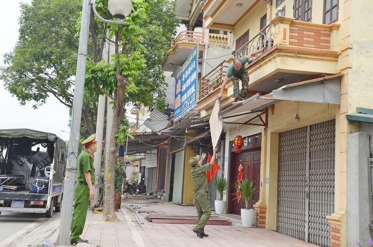 Phường Tùng Thiện tiếp tục ra quân tháo gỡ “điểm nghẽn” lập lại trật tự đô thị trên địa bàn- Ảnh 3.