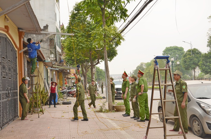 Phường Tùng Thiện tiếp tục ra quân tháo gỡ “điểm nghẽn” lập lại trật tự đô thị trên địa bàn- Ảnh 1.