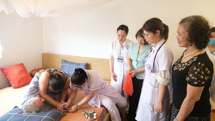 Phường Yên Sở tổ chức khám bệnh, tư vấn chăm sóc sức khỏe, cấp thuốc và tặng quà người khuyết tật nhân Ngày Người khuyết tật Việt Nam 18/4- Ảnh 4.